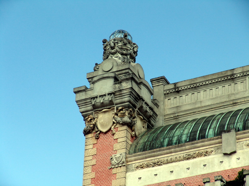 Repare no telhado de cobre, esverdeado (ptina)